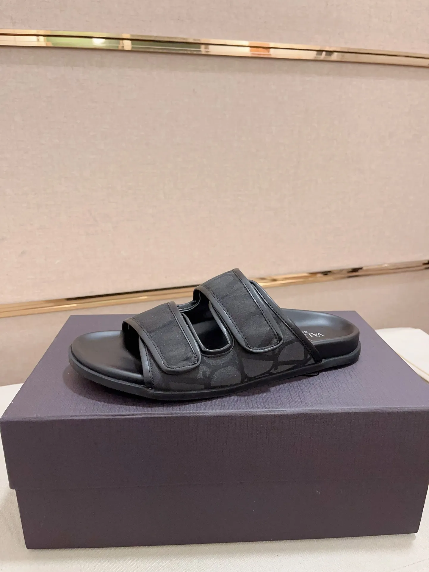 Men's shoes💰: 440💰High version, couple style👩‍❤️‍👨[Valentino] New boutique slippers, counter quality, classic plaid, the actual workmanship is quite complex🔰The upper is made of imported canvas fabric➕🐑Sheepskin lining, which tests the craftsman's craftsmanship➕original PU outsole. Size: 35-45
